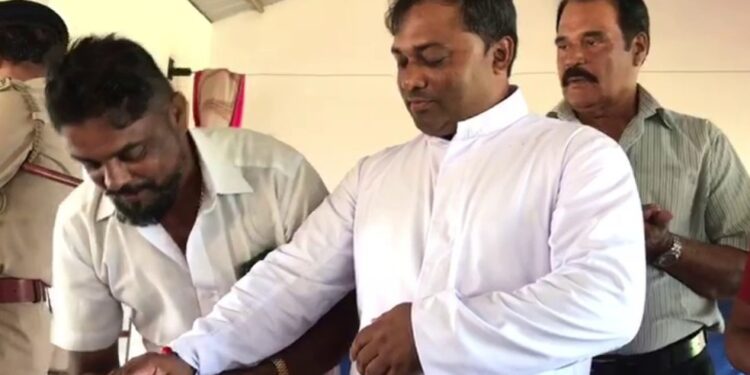 ವಿದ್ಯಾರ್ಥಿಗಳ ಕೈಯಲ್ಲಿದ್ದ ರಕ್ಷೆ ಬಿಚ್ಚಿಸಿದ ಆರೋಪ: ಶಾಲಾ ಫಾದರ್ ಗೆ ರಾಖಿ ಕಟ್ಟಿದ ಪೋಷಕರು ಪ್ರಕರಣ ಸುಖಾಂತ್ಯ