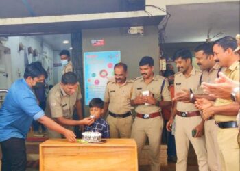 ಠಾಣೆಯಲ್ಲಿ ಪೊಲೀಸರೊಂದಿಗೆ ಹುಟ್ಟುಹಬ್ಬ: ಈಡೇರಿತು ಆರು ವರ್ಷದ ಬಾಲಕನ ಮಹದಾಸೆ