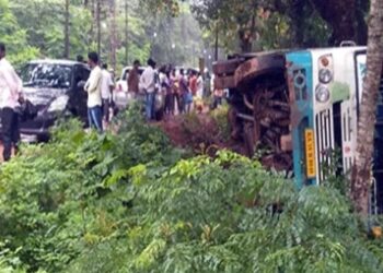 ಮೂಡಬಿದಿರೆ: ಚಾಲಕನ ನಿಯಂತ್ರಣ ತಪ್ಪಿ ಖಾಸಗಿ ಬಸ್ ಪಲ್ಟಿ: ಹಲವು ಪ್ರಯಾಣಿಕರಿಗೆ ಗಾಯ