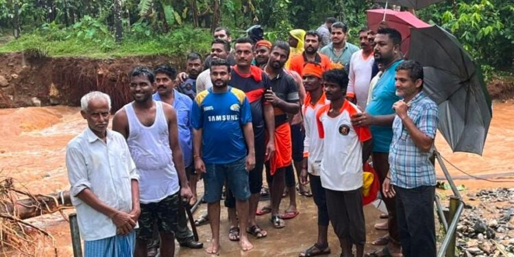 ಕಲ್ಮಕ್ಕಾರು: ಮೇಘಸ್ಫೋಟದಿಂದಾಗಿ ಕೊಚ್ಚಿ ಹೋದ ಸೇತುವೆ: ಅವಿರತವಾಗಿ ಪರಿಹಾರ ಕಾರ್ಯದಲ್ಲಿ ತೊಡಗಿಸಿಕೊಂಡ ಹಿಂದೂ ಸಂಘಟನೆಯ ಕಾರ್ಯಕರ್ತರು