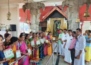 ಉಪ್ಪಿನಂಗಡಿ: ಶ್ರೀ ಸಹಸ್ರಲಿಂಗೇಶ್ವರ ಮಹಾಕಾಳಿ ದೇವಸ್ಥಾನದಲ್ಲಿ ಶ್ರೀ ವರಮಹಾಲಕ್ಷ್ಮಿ ವ್ರತಾಚರಣೆ: ಮಹಿಳೆಯರಿಗೆ ಅರಿಶಿಣ-ಕುಂಕುಮ,ಬಳೆಗಳನ್ನು ವಿತರಿಸಿದ ಶಾಸಕ ಸಂಜೀವ ಮಠಂದೂರು