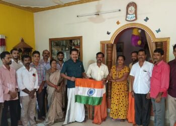‘ಹರ್ ಘರ್ ತಿರಂಗ’ ಅಭಿಯಾನ: ತಮ್ಮ ಬೂತ್ ನ ಮನೆಗಳಿಗೆ ತೆರಳಿ ಧ್ವಜ ಹಸ್ತಾಂತರಿಸಿದ ಶಾಸಕ ಸಂಜೀವ ಮಠಂದೂರು