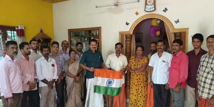 ‘ಹರ್ ಘರ್ ತಿರಂಗ’ ಅಭಿಯಾನ: ತಮ್ಮ ಬೂತ್ ನ ಮನೆಗಳಿಗೆ ತೆರಳಿ ಧ್ವಜ ಹಸ್ತಾಂತರಿಸಿದ ಶಾಸಕ ಸಂಜೀವ ಮಠಂದೂರು