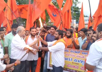 ಪುತ್ತೂರು: ಹಿಂ.ಜಾ.ವೇ., ವಿಹಿಂಪ, ಬಜರಂಗದಳದ ವತಿಯಿಂದ ‘ಅಖಂಡ ಭಾರತ ಸಂಕಲ್ಪ ದಿನ’, ಪಂಜಿನ ಮೆರವಣಿಗೆ : ನಾವೆಲ್ಲರೂ ಒಂದಾಗಬೇಕು, ಭೇದ-ಭಾವವಿರಬಾರದು – ಡಾ.ಎಂ.ಕೆ. ಪ್ರಸಾದ್