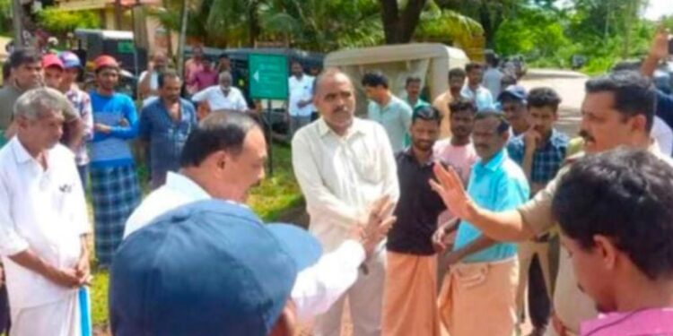 ಮೇನಾಲ: ವಿವಾದಿತ ಜಾಗದಲ್ಲಿ ವಾಹನ ಪಾರ್ಕಿಂಗ್ ನೆಪದಲ್ಲಿ ಅಗೆತ: ತೀರ್ಪು ಬರುವವರೆಗೂ ಯಥಾ ಸ್ಥಿತಿ ಕಾಪಾಡುವಂತೆ ಸೂಚಿಸಿದ ಕಂದಾಯ ಇಲಾಖೆ ಮತ್ತು ಪೊಲೀಸ್ ಇಲಾಖೆ