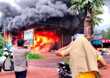 ಬೆಳ್ತಂಗಡಿ: ಟೈಯರ್ ಅಂಗಡಿಯಲ್ಲಿ ಅಗ್ನಿ ಅವಘಡ: ಹೋಟೆಲ್, ಹಾರ್ಡ್ ವೇರ್ ಅಂಗಡಿಗೂ ತಗುಲಿದ ಬೆಂಕಿ..!!