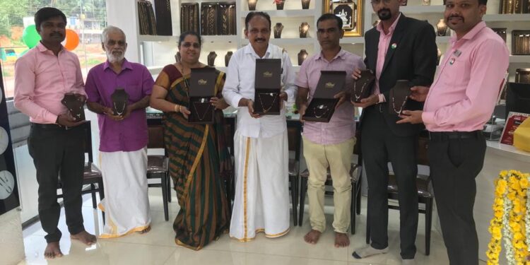 ನೆಲ್ಯಾಡಿ : ಮುಳಿಯ ಸಿಲ್ವರಿಯದಲ್ಲಿ ಕರಿಮಣಿ ಉತ್ಸವಕ್ಕೆ ಚಾಲನೆ: ಆ.15 ರಿಂದ 21 ರ ವರೆಗೆ ನಡೆಯಲಿದೆ ಕರಿಮಣಿ ಉತ್ಸವ