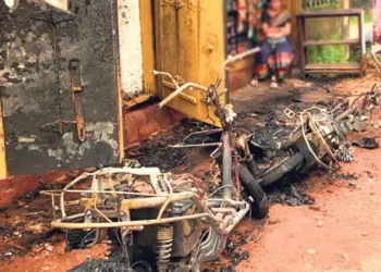 ಚಾರ್ಜ್ ಗೆ ಇಟ್ಟಿದ್ದ ಎಲೆಕ್ಟ್ರಿಕ್‌ ಸ್ಕೂಟರ್‌ಗಳಿಗೆ ಬೆಂಕಿ: ಲಕ್ಷಾಂತರ ರೂ. ನಷ್ಟ