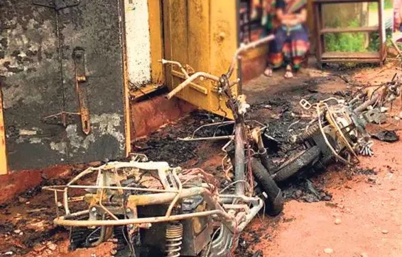 ಚಾರ್ಜ್ ಗೆ ಇಟ್ಟಿದ್ದ ಎಲೆಕ್ಟ್ರಿಕ್‌ ಸ್ಕೂಟರ್‌ಗಳಿಗೆ ಬೆಂಕಿ: ಲಕ್ಷಾಂತರ ರೂ. ನಷ್ಟ