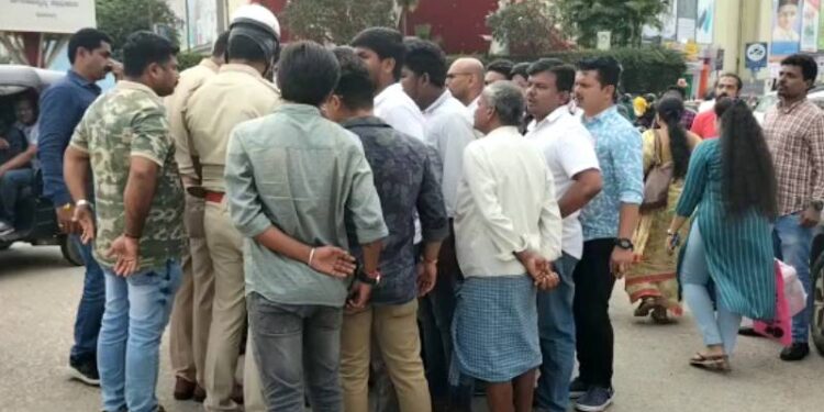 ಸಾವರ್ಕರ್ ಭಾವಚಿತ್ರದ ವಿಚಾರವಾಗಿ ಗುಂಪು ಘರ್ಷಣೆ: ಯುವಕನಿಗೆ ಚಾಕು ಇರಿತ:; ಶಿವಮೊಗ್ಗದಲ್ಲಿ ನಿಷೇಧಾಜ್ಞೆ ಜಾರಿ..!!!