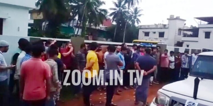 ಪ್ರವೀಣ್ ನೆಟ್ಟಾರು ಹತ್ಯೆ ಪ್ರಕರಣ : ಎಸ್.ಡಿ.ಪಿ.ಐ ಮುಖಂಡ ರಿಯಾಝ್ ಫರಂಗಿಪೇಟೆ ಮನೆಗೆ ಎನ್ಐಎ ದಾಳಿ : ಕಾರ್ಯಕರ್ತರಿಂದ ಪ್ರತಿಭಟನೆ..!!