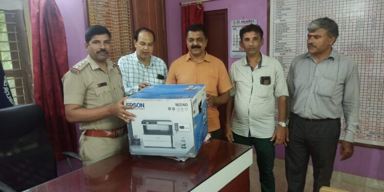 ವಿಟ್ಲ: ಲಯನ್ಸ್ ಜಿಲ್ಲೆ 317- ಡಿ ಪ್ರಾಂತ್ಯ 7 ರ ಪ್ರಾಂತ್ಯ ಸಮ್ಮೇಳನದ ಸಲಹೆಗಾರ ಸತೀಶ್ ಕುಮಾರ್ ಆಳ್ವ ರವರಿಂದ ಪೊಲೀಸ್ ಠಾಣೆಗೆ ಪ್ರಿಂಟರ್ ಕೊಡುಗೆ