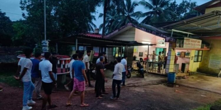 ಬೆಳ್ಳಾರೆ: ಪ್ರವೀಣ್ ನೆಟ್ಟಾರು ಕೊಲೆ ಆರೋಪಿಯ ತಮ್ಮನಿಂದ ಹಿಂದೂ ಕಾರ್ಯಕರ್ತನಿಗೆ ಜೀವ ಬೆದರಿಕೆ ಆರೋಪ : ಠಾಣೆ ಮುಂದೆ ಜಮಾಯಿಸಿದ ಕಾರ್ಯಕರ್ತರು