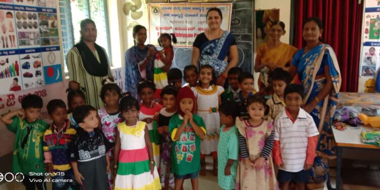 ಬಪ್ಪಳಿಗೆ: ಅಂಗನವಾಡಿ ಕೇಂದ್ರದ ಮಕ್ಕಳಿಗೆ ದೀಪ ನಾಯಕ್ ರವರಿಂದ   ಉಪಹಾರ ಹಾಗೂ ಬಟ್ಟೆ ಕೊಡುಗೆ