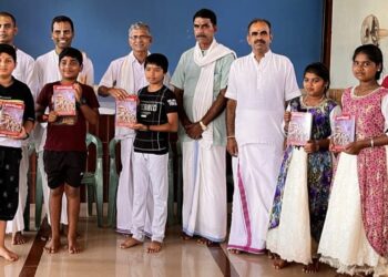 ಕಾವು: ಶ್ರೀ ಪಂಚಲಿಗೇಶ್ವರ ದೇವಾಲಯದಲ್ಲಿ ನಡೆಯುವ ಧಾರ್ಮಿಕ ಶಿಕ್ಷಣ ಕೇಂದ್ರಕ್ಕೆ ಇಸ್ಕಾನ್ ದೇವ ಮಂದಿರದ ಧರ್ಮ ಪ್ರಚಾರಕರ ಭೇಟಿ : ಧಾರ್ಮಿಕ ಶಿಕ್ಷಣ ಕೇಂದ್ರದ ಎಲ್ಲಾ ಮಕ್ಕಳಿಗೂ ಭಗವದ್ಗೀತೆ ಪುಸ್ತಕ ಕೊಡುಗೆ