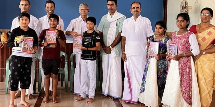 ಕಾವು: ಶ್ರೀ ಪಂಚಲಿಗೇಶ್ವರ ದೇವಾಲಯದಲ್ಲಿ ನಡೆಯುವ ಧಾರ್ಮಿಕ ಶಿಕ್ಷಣ ಕೇಂದ್ರಕ್ಕೆ ಇಸ್ಕಾನ್ ದೇವ ಮಂದಿರದ ಧರ್ಮ ಪ್ರಚಾರಕರ ಭೇಟಿ : ಧಾರ್ಮಿಕ ಶಿಕ್ಷಣ ಕೇಂದ್ರದ ಎಲ್ಲಾ ಮಕ್ಕಳಿಗೂ ಭಗವದ್ಗೀತೆ ಪುಸ್ತಕ ಕೊಡುಗೆ