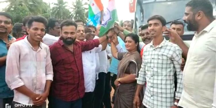 ಭಾರತ್ ಜೋಡೋ ಯಾತ್ರೆ: ಪುತ್ತೂರು ಬ್ಲಾಕ್ನಿಂದ ಗುಂಡ್ಲುಪೇಟೆಗೆ ತೆರಳಿದ ನೂರಾರು ಕಾಂಗ್ರೆಸ್ ಕಾರ್ಯಕರ್ತರು