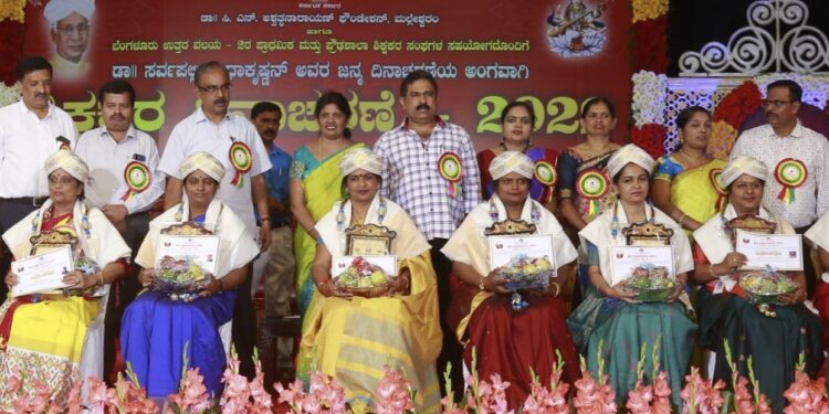 ಆರ್ಕಿಡ್ಸ್ ಶಾಲೆಯ  ಸ್ವರ್ಣಲತಾ‌ ಅತ್ತಾವರ ರವರಿಗೆ  ಅತ್ಯುತ್ತಮ ಆಡಳಿತಾಧಿಕಾರಿ ಪ್ರಶಸ್ತಿ