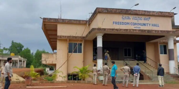 ಮಿತ್ತೂರು: ಫ್ರೀಡಂ ಕಮ್ಯೂನಿಟಿ ಹಾಲ್ ಸೀಝ್ : ಡಿಸಿ ಆದೇಶದಂತೆ ಬೀಗ ಜಡಿದ ಪೊಲೀಸರು..!!!