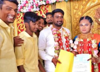 ಮದುವೆಯಂದೇ ವಧು ಬಳಿ ಸಹಿ ಹಾಕಿಸಿಕೊಂಡ ವರನ ಸ್ನೇಹಿತರು : ಅಷ್ಟಕ್ಕೂ ಆ ಬಾಂಡ್ ಪೇಪರ್‌ನಲ್ಲಿ ಏನಿತ್ತು..!!?