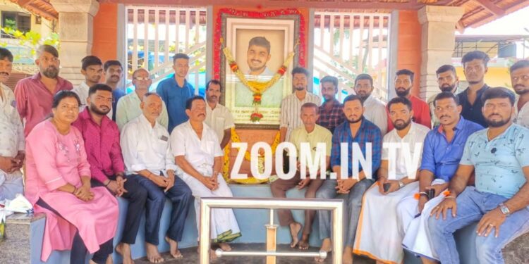 ಕಾರ್ತಿಕ್ ಮೇರ್ಲ ಹತ್ಯೆಯಾಗಿ ಮೂರು ವರ್ಷ : ಹಿಂ.ಜಾ.ವೇ. ವತಿಯಿಂದ ಕಾರ್ತಿಕ್ ಸ್ಮರಣಾರ್ಥ ನಿರ್ಮಿಸಲಾದ ಬಸ್ ತಂಗುದಾಣಕ್ಕೆ ತೆರಳಿ ನಮನ