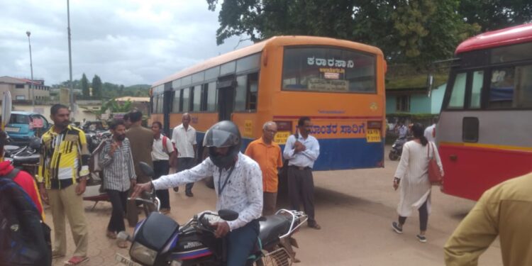 ಪುತ್ತೂರು: ಕೆ.ಎಸ್.ಆರ್.ಟಿ. ಸಿ ಬಸ್ ಮತ್ತು ಆಟೋ ರಿಕ್ಷಾ ನಡುವೆ ಡಿಕ್ಕಿ..!!