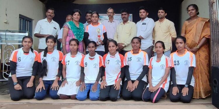 ವಾಲಿಬಾಲ್ ಪಂದ್ಯಾಟದಲ್ಲಿ ವಿವೇಕಾನಂದ ಪದವಿಪೂರ್ವ ಕಾಲೇಜಿನ ಬಾಲಕಿಯರ ತಂಡ ದ್ವಿತೀಯ ಸ್ಥಾನ