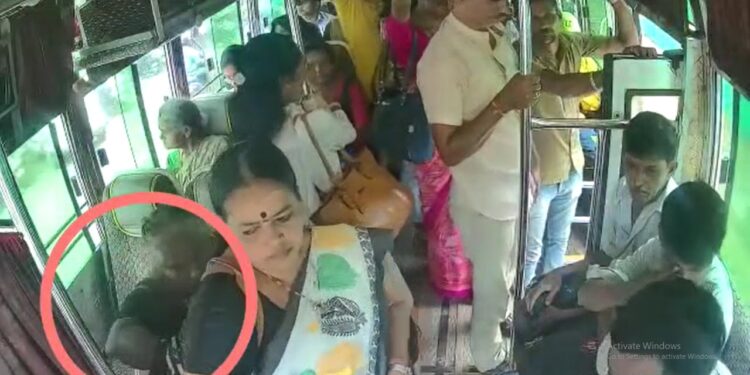 ಬಸ್ ನಲ್ಲಿ ಪ್ರಯಾಣಿಸುತ್ತಿದ್ದ ಸರಕಾರಿ ಅಧಿಕಾರಿಯ ಪರ್ಸ್ ಕಳವು: ಸಿಸಿ ಕ್ಯಾಮರಾದಲ್ಲಿ ಕೃತ್ಯ ಬಯಲು:; ಕಳವುಗೈದ ಮಹಿಳೆ ಪತ್ತೆ..!!