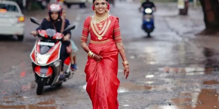 ಗುಂಡಿಗಳಿಂದಲೇ ತುಂಬಿರೋ ರಸ್ತೆಯಲ್ಲಿ ನವವಧು ಫೋಟೋಶೂಟ್..!!!