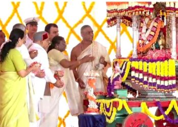 ನಾಡಹಬ್ಬ ಮೈಸೂರು ದಸರಾಕ್ಕೆ ವಿಧ್ಯುಕ್ತ ಚಾಲನೆ : ಚಾಮುಂಡೇಶ್ವರಿಗೆ ರಾಷ್ಟ್ರಪತಿ ದ್ರೌಪದಿ ಮುರ್ಮು ಪುಷ್ಪಾರ್ಚನೆ