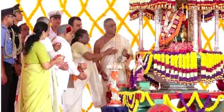ನಾಡಹಬ್ಬ ಮೈಸೂರು ದಸರಾಕ್ಕೆ ವಿಧ್ಯುಕ್ತ ಚಾಲನೆ : ಚಾಮುಂಡೇಶ್ವರಿಗೆ ರಾಷ್ಟ್ರಪತಿ ದ್ರೌಪದಿ ಮುರ್ಮು ಪುಷ್ಪಾರ್ಚನೆ