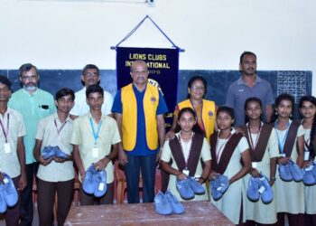 ವಿಟ್ಲ: ಲಯನ್ಸ್ ಕ್ಲಬ್ ವತಿಯಿಂದ ವಿಠಲ ಪದವಿ ಪೂರ್ವ ಕಾಲೇಜಿನ ಹ್ಯಾಂಡ್ ಬಾಲ್ ಸ್ಪೋರ್ಟ್ಸ್ ವಿದ್ಯಾರ್ಥಿಗಳಿಗೆ ಶೂ ವಿತರಣೆ