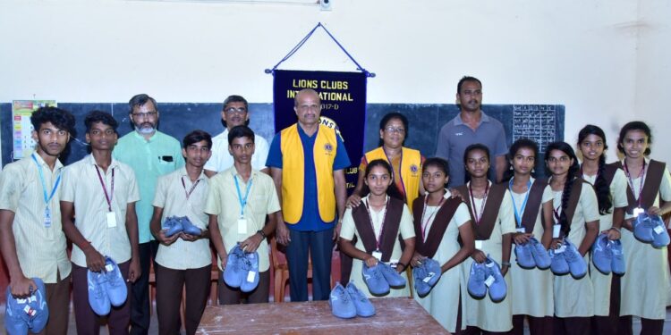 ವಿಟ್ಲ: ಲಯನ್ಸ್ ಕ್ಲಬ್ ವತಿಯಿಂದ ವಿಠಲ ಪದವಿ ಪೂರ್ವ ಕಾಲೇಜಿನ ಹ್ಯಾಂಡ್ ಬಾಲ್ ಸ್ಪೋರ್ಟ್ಸ್ ವಿದ್ಯಾರ್ಥಿಗಳಿಗೆ ಶೂ ವಿತರಣೆ