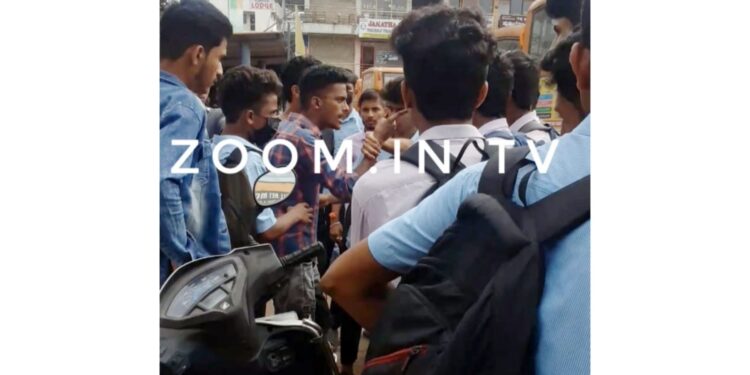 ಉಪ್ಪಿನಂಗಡಿ: ಎರಡು ಗುಂಪುಗಳ ಮಧ್ಯೆ ಮಾತಿನ ಚಕಮಕಿ: ಬಸ್ ನಿಲ್ದಾಣದಲ್ಲಿ ಗುಂಪು ಘರ್ಷಣೆಗೆ ಮುಂದಾದ ವಿದ್ಯಾರ್ಥಿಗಳು:; ಪೊಲೀಸರಿಂದ ತಡೆ..!!