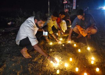 ಬೆಳ್ತಂಗಡಿ : ಗುಂಡಿ ಬಿದ್ದ ರಸ್ತೆಯಲ್ಲಿ ದೀಪಾವಳಿ ಆಚರಿಸಿದ ಯುವಕರ ತಂಡ..!!!