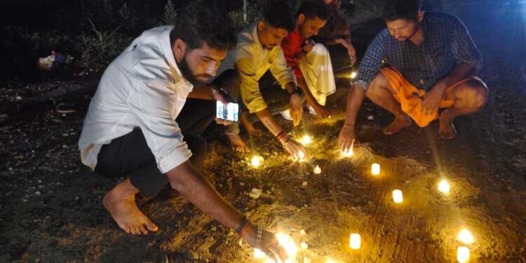 ಬೆಳ್ತಂಗಡಿ : ಗುಂಡಿ ಬಿದ್ದ ರಸ್ತೆಯಲ್ಲಿ ದೀಪಾವಳಿ ಆಚರಿಸಿದ ಯುವಕರ ತಂಡ..!!!
