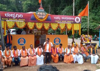 ಕಾರಿಂಜ: ಹಿಂ.ಜಾ.ವೇ. ರುದ್ರಗಿರಿ ಘಟಕದ ವತಿಯಿಂದ ನಿರ್ಮಿಸಲಾದ ಸಾರ್ವಜನಿಕ ಬಸ್ ತಂಗುದಾಣ ಮತ್ತು ಭಗವಾಧ್ವಜ ಕಟ್ಟೆ ಉದ್ಘಾಟನೆ