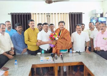 ಪುತ್ತೂರು: ಸರಕಾರಿ ಬಸ್ ನಿಲ್ದಾಣಕ್ಕೆ ‘ಕೋಟಿ-ಚೆನ್ನಯ’ರ ಹೆಸರು : ಯುವವಾಹಿನಿ ಪುತ್ತೂರು ಘಟಕದಿಂದ ಶಾಸಕರಿಗೆ ಗೌರವಾರ್ಪಣೆ
