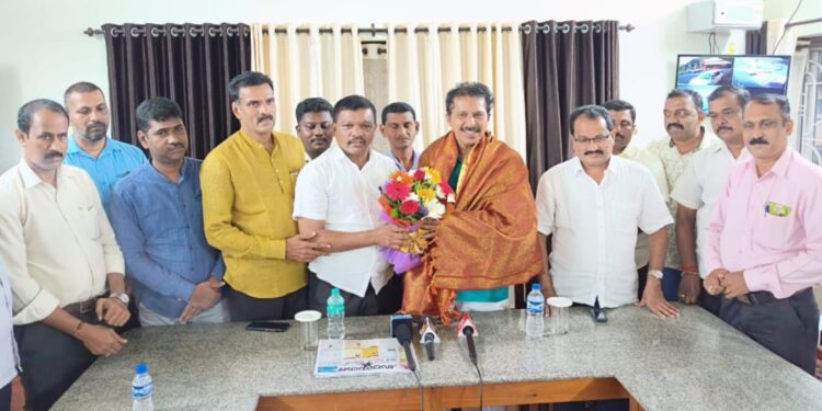 ಪುತ್ತೂರು: ಸರಕಾರಿ ಬಸ್ ನಿಲ್ದಾಣಕ್ಕೆ ‘ಕೋಟಿ-ಚೆನ್ನಯ’ರ ಹೆಸರು : ಯುವವಾಹಿನಿ ಪುತ್ತೂರು ಘಟಕದಿಂದ ಶಾಸಕರಿಗೆ ಗೌರವಾರ್ಪಣೆ