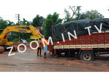 ಶಾಂತಿನಗರ: ಮಣ್ಣಿನಡಿ ಚಕ್ರ ಹೂತು ರಸ್ತೆ ಮಧ್ಯೆ ಬಾಕಿಯಾದ ಲಾರಿ..!!