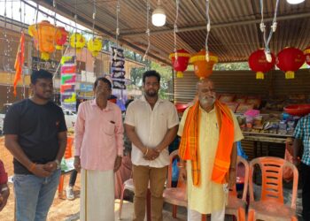 ಈಶ್ವರಮಂಗಲ: ಹಿಂ.ಜಾ.ವೇ. ಪಟಾಕಿ ಮಳಿಗೆಗೆ ಶ್ರೀರಾಮಸೇನೆ ರಾಜ್ಯಾಧ್ಯಕ್ಷ ಪ್ರಮೋದ್ ಮುತಾಲಿಕ್‌ ಭೇಟಿ