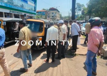 ಪುತ್ತೂರು: ಕಂಠ ಪೂರ್ತಿ ಕುಡಿದು ಮುಖ್ಯರಸ್ತೆ ಬದಿ ರಿಕ್ಷಾ ನಿಲ್ಲಿಸಿ ಮಲಗಿದ ಚಾಲಕ : ಆಟೋ ಸೀಜ್..!!