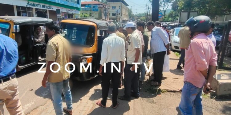 ಪುತ್ತೂರು: ಕಂಠ ಪೂರ್ತಿ ಕುಡಿದು ಮುಖ್ಯರಸ್ತೆ ಬದಿ ರಿಕ್ಷಾ ನಿಲ್ಲಿಸಿ ಮಲಗಿದ ಚಾಲಕ : ಆಟೋ ಸೀಜ್..!!