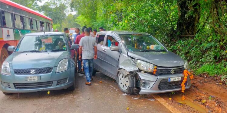 ಪರ್ಪುಂಜ: ಕಾರುಗಳ ನಡುವೆ ಡಿಕ್ಕಿ..!!