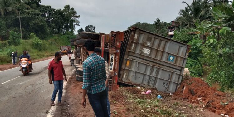 ಬುಡೋಳಿ: ನಿಯಂತ್ರಣ ತಪ್ಪಿ ಕಂಟೈನರ್ ಪಲ್ಟಿ..!!