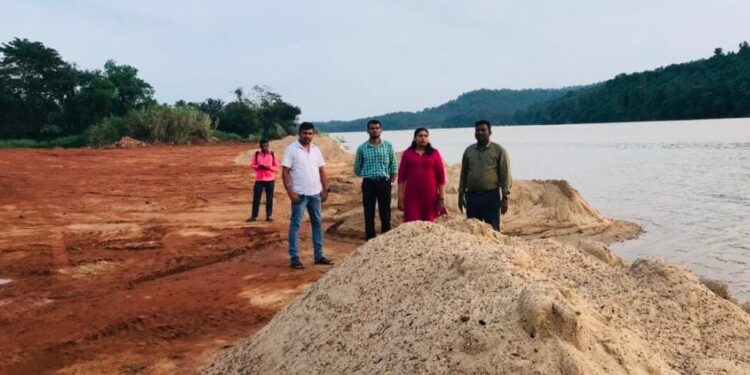 ಬಂಟ್ವಾಳ: ಮರಳು ಅಡ್ಡೆಗೆ ಅಧಿಕಾರಿಗಳ ದಾಳಿ : 100 ಮೆಟ್ರಿಕ್ ಟನ್ ಮರಳು, ವಾಹನ ವಶಕ್ಕೆ..!!