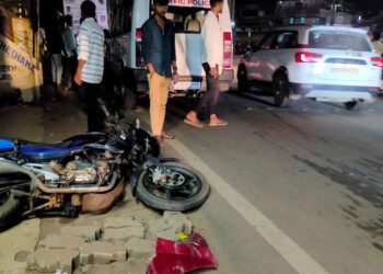 ಪುತ್ತೂರು: ಬೈಕ್, ವಿದ್ಯುತ್ ಕಂಬಕ್ಕೆ ಡಿಕ್ಕಿಯಾದ ಕಾರು : ಪರಾರಿಯಾಗುತ್ತಿದ್ದ ವೇಳೆ ತಡೆದ ಸಾರ್ವಜನಿಕರು..!!