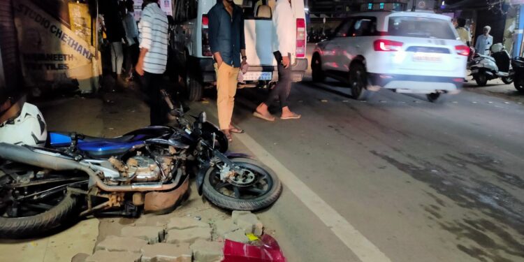 ಪುತ್ತೂರು: ಬೈಕ್, ವಿದ್ಯುತ್ ಕಂಬಕ್ಕೆ ಡಿಕ್ಕಿಯಾದ ಕಾರು : ಪರಾರಿಯಾಗುತ್ತಿದ್ದ ವೇಳೆ ತಡೆದ ಸಾರ್ವಜನಿಕರು..!!