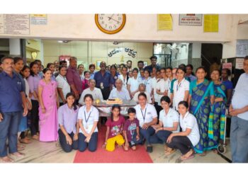 ಪುತ್ತೂರು: ಆದರ್ಶ ಆಸ್ಪತ್ರೆಯಲ್ಲಿ ಹಿರಿಯ ನೌಕರೋರ್ವರ ಹುಟ್ಟು ಹಬ್ಬ ಆಚರಣೆ : ವೈದ್ಯರ, ಸಿಬ್ಬಂದಿಗಳ ಬಾಂಧವ್ಯಕ್ಕೆ ಸಾಕ್ಷಿಯಾಯಿತು ಕಾರ್ಯಕ್ರಮ