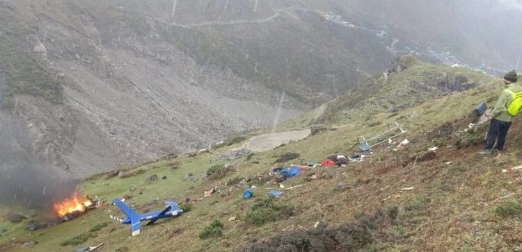 ಕೇದಾರನಾಥ ಬಳಿ ಹೆಲಿಕಾಪ್ಟರ್ ಪತನ: ಇಬ್ಬರು ಪೈಲಟ್‌ ಸೇರಿ 6 ಮಂದಿ ದುರ್ಮರಣ..!!